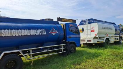 Dua truk tangki milik PT Sri Global Mandiri diamankan di Polres Luwu dalam kasus penyalahgunaan BBM subsidi, usai penggerebekan di Desa Batusitanduk.
