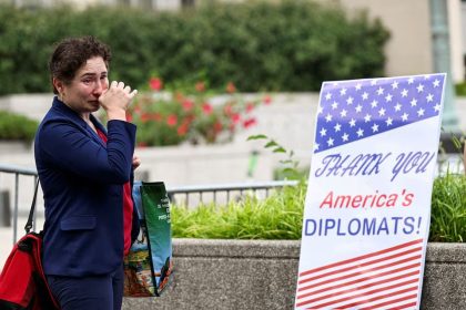 Seorang perempuan menangis saat acara perpisahan pegawai Departemen Luar Negeri AS di Washington, D.C., setelah diberitahu pemecatan massal dalam kebijakan restrukturisasi oleh Presiden Donald Trump