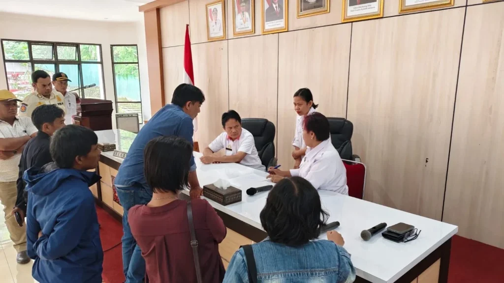 Pertemuan mantan peserta seleksi PPPK Toraja Utara dengan Sekda dan Kepala BKPSDM di ruang pola Kantor Bupati Toraja Utara.