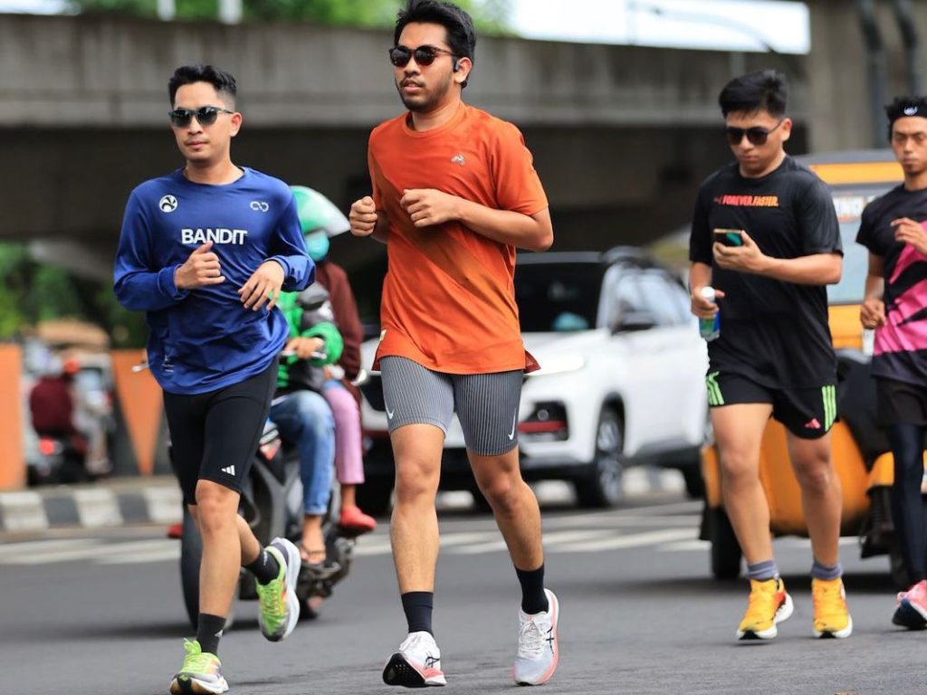 Sejumlah warga Makassar tampak berlari di Jalan A.P. Pettarani, yang kini menjadi salah satu jalur favorit untuk olahraga pagi