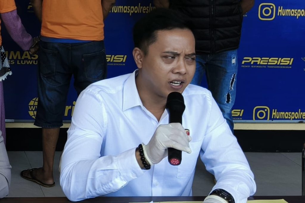 Konferensi pers polisi Luwu soal penganiayaan tersangka AA yang viral di media sosial.