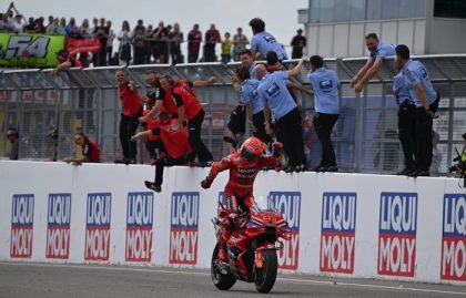 Marc Marquez menunjukkan selebrasi khas “Aura Farming” usai menang di MotoGP Jerman 2025. (Foto: Michelin Sport)
