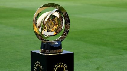 Trophy Piala Dunia Antarklub 2025 yang akan diperebutkan oleh Chelsea dan PSG di final. Foto: Luke Hales/Getty Images