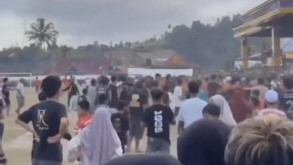 Suporter Pantura FC menerobos lapangan dalam turnamen sepakbola Enrekang. Panitia dan keamanan langsung mendorong keluar untuk menghindari kericuhan.