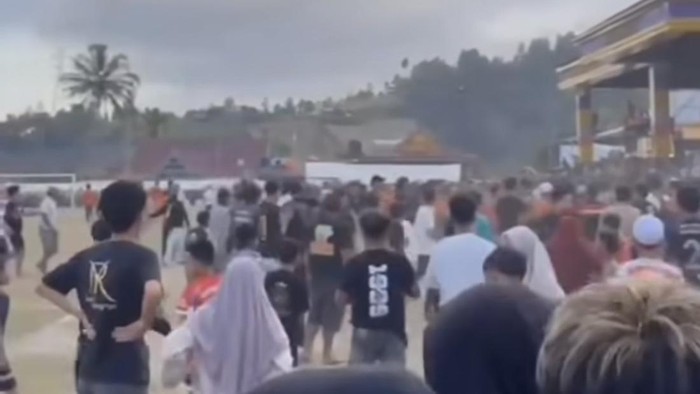 Suporter Pantura FC menerobos lapangan dalam turnamen sepakbola Enrekang. Panitia dan keamanan langsung mendorong keluar untuk menghindari kericuhan.