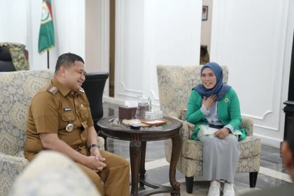 Pejabat Wali Kota Makassar berbincang bersama dengan Ketua Fatayat NU Makassar di Balai Kota