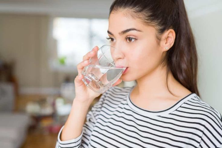 dampak kurang minum air putih pada tubuh yang bisa menyebabkan dehidrasi, kulit kering, hingga risiko stroke.