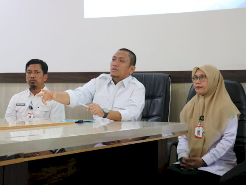 Bupati Luwu Timur Irwan Bachri Syam menjelaskan program beasiswa Luwu Timur dalam konferensi pers di Ruang Kesra Setdakab.
