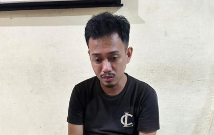 Pengedar sabu Palopo ditangkap polisi, tampak duduk mengenakan kaos hitam saat diamankan di kantor Polres Palopo