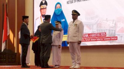 Pelantikan Wali Kota Palopo 2025 – Naili-Ome mengucap sumpah jabatan di hadapan Gubernur Sulsel.
