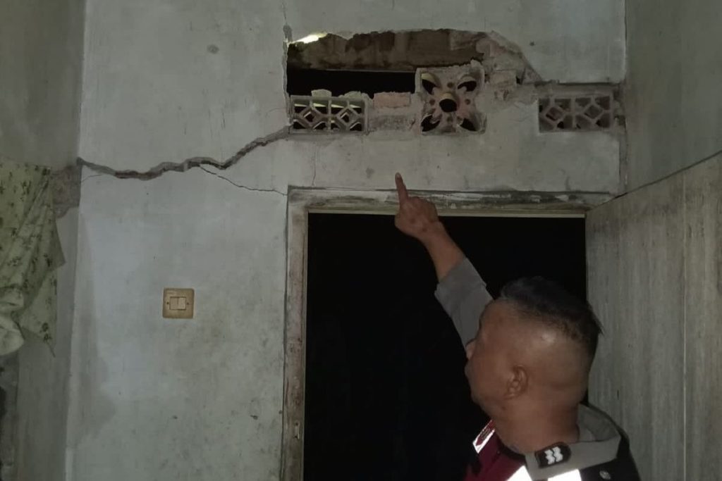 Gempa Karawang rusak rumah