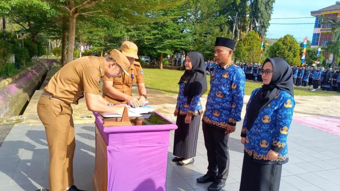 Bupati Enrekang Yusuf Ritangnga menandatangani perpanjangan kontrak PPPK Enrekang, termasuk 64 pegawai yang sebelumnya terjerat kasus SK fiktif.