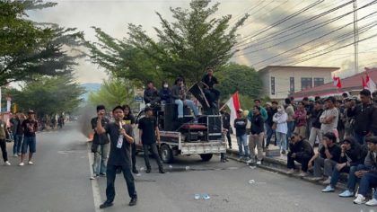 Demo Palopo 2025 ribuan mahasiswa kibarkan bendera One Piece dan merah putih di Mapolres Palopo