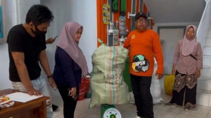 Warga menukar sampah anorganik dengan sembako di bazar sampah Palopo.