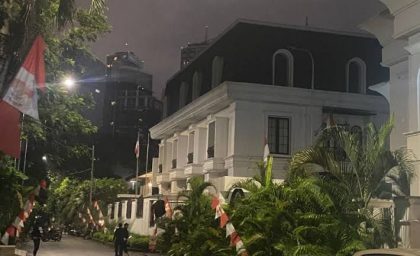 Suasana depan rumah Eko Patrio di Kuningan Timur, Jakarta Selatan, yang menjadi sasaran massa pada Sabtu malam, 30 Agustus 2025.