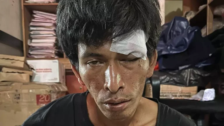 pria bawa sajam Luwu Timur acungkan mandau ke warga di jalan raya