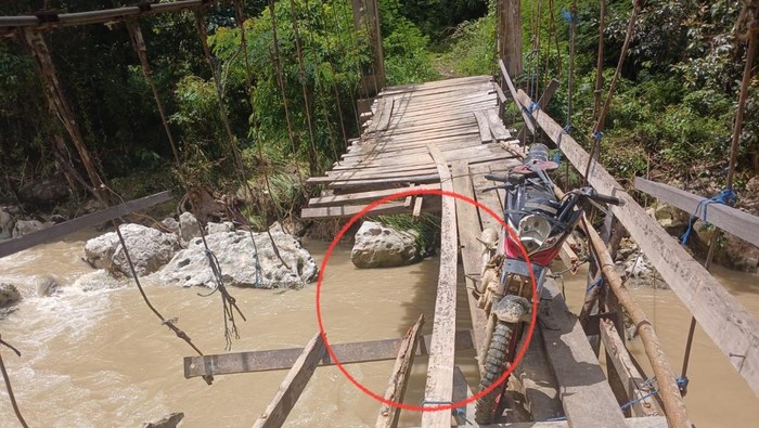 Jembatan Enrekang nyaris putus menjadi akses vital warga yang masih digunakan setiap hari meski berbahaya.