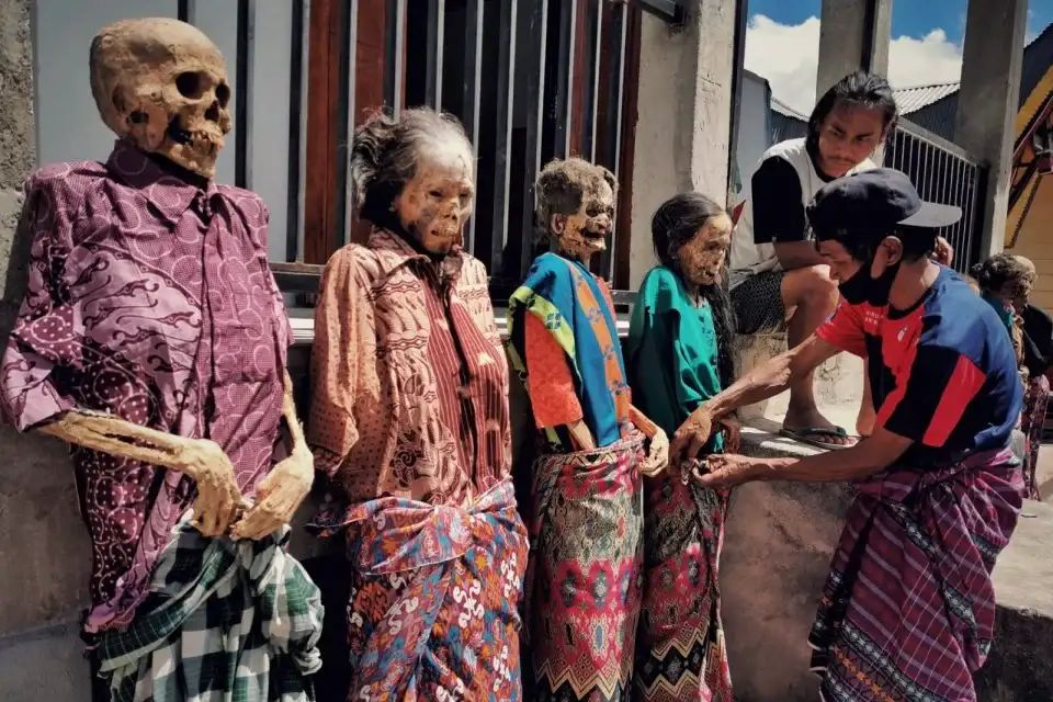 Tradisi Ma’nene Toraja di Buntu Pepasan, prosesi membersihkan dan mengganti pakaian jenazah leluhu