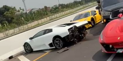 Supercar menabrak pembatas jalan