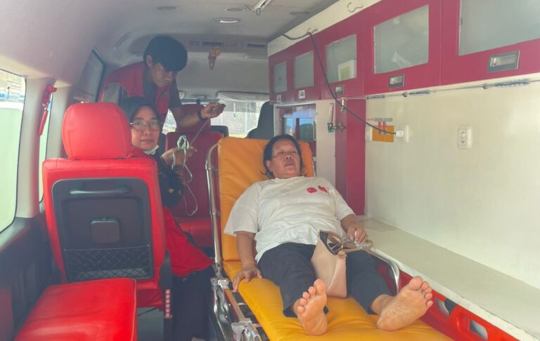 etugas memberikan penanganan medis kepada korban kebakaran Sorowako di posko darurat Luwu Timur"