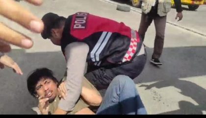 Polisi diduga melakukan tindak kekerasan saat aksi demo Tana Toraja ricuh di depan Polres
