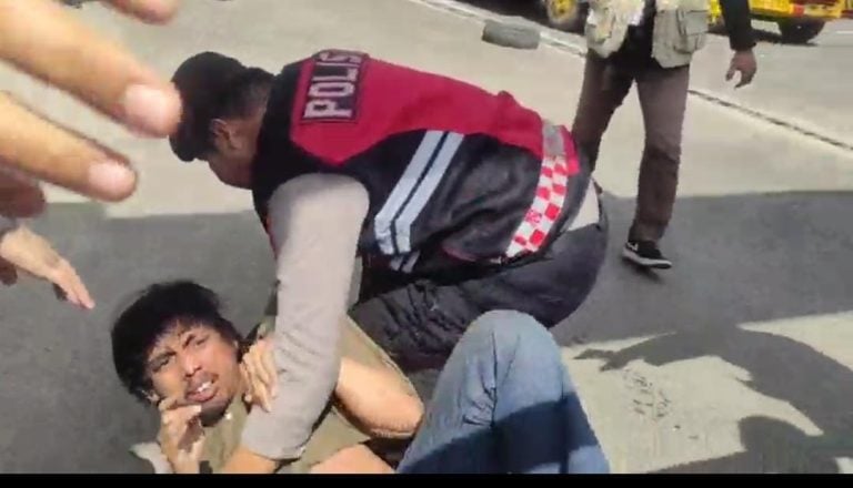 Polisi diduga melakukan tindak kekerasan saat aksi demo Tana Toraja ricuh di depan Polres