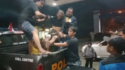 Petugas mengevakuasi tahanan Polres Gowa yang ditembak ke mobil polisi usai penangkapan dramatis di Luwu.