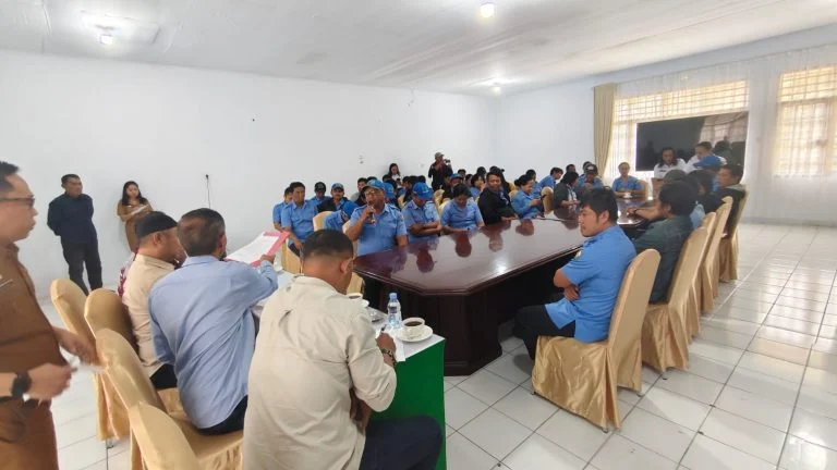 Pegawai PDAM Toraja Utara berunjuk rasa di kantor DPRD Toraja Utara menolak pemangkasan hak kerja