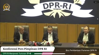 Tiga pimpinan DPR RI menggelar konferensi pers resmi di ruang sidang utama, dengan latar belakang logo DPR RI. Acara ini disiarkan langsung di YouTube untuk menjawab tuntutan rakyat