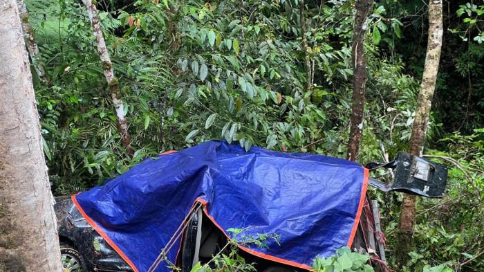 Kecelakaan mobil Palopo-Toraja di Kilometer 30 Battang Barat, Toyota Innova terjun ke jurang namun penumpang selamat.