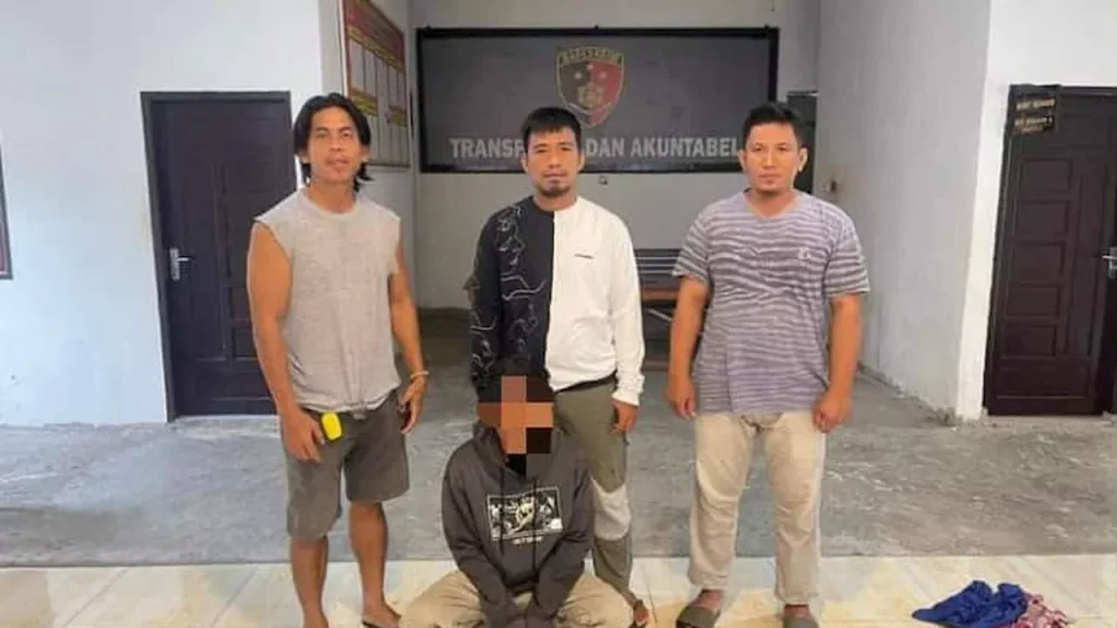 Pelaku adik aniaya kakak Luwu saat diamankan polisi di Mapolsek Ponrang.