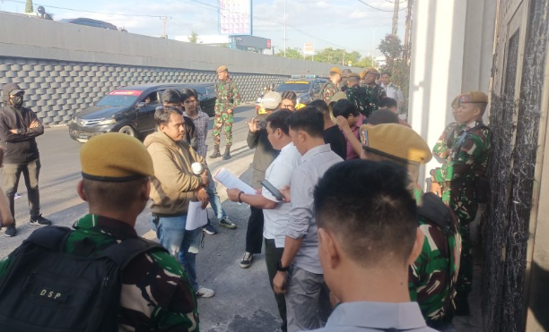 "Mahasiswa berdemo di Kantor Kejati Sulsel menuntut kepastian hukum terkait kasus korupsi DPRD Tana Toraja periode 2017–2024."