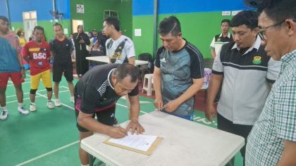 Penandatanganan dokumen pada acara Pengukuhan PB Kalegowa oleh Muhammad Ali sebagai ketua baru bersama Ketua Pengkab PBSI Gowa.