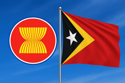 Bendera Timor-Leste berkibar berdampingan dengan lambang ASEAN di langit biru