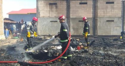 Petugas berupaya memadamkan kebakaran di Luwu yang menghanguskan dua rumah dan satu bangunan sarang burung walet di Dusun Tanete, Desa Lampuara, Kecamatan Ponrang Selatan.