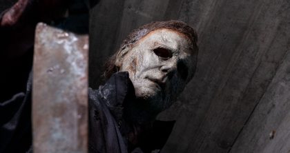 Michael Myers muncul dalam adegan menegangkan film Halloween Ends yang tayang di Netflix.