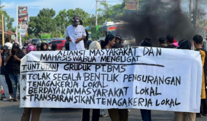 Warga dan mahasiswa Bua melakukan unjuk rasa di Jalan Trans Sulawesi menuntut transparansi rekrutmen kerja PT BMS, perusahaan milik Jusuf Kalla.