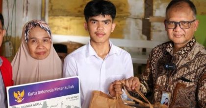 Mahasiswa penerima KIP Kuliah Palopo, Muhammad Juanda Asrul, menerima bantuan pendidikan dari Dirjen Dikti di Universitas Mega Buana Palopo.