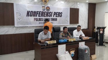 Wakapolres Luwu Timur Kompol Hajriadi bersama Kasat Reskrim Iptu A Fadhly Yusuf memperlihatkan barang bukti hasil kejahatan residivis pencurian Luwu Timur saat konferensi pers di Mapolres Luwu Timur.