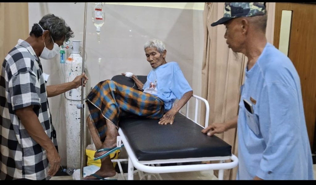 Husain Warga Sengkang dirawat di RS Syekh Yusuf Gowa setelah dijemput petugas dari rumah kosong.