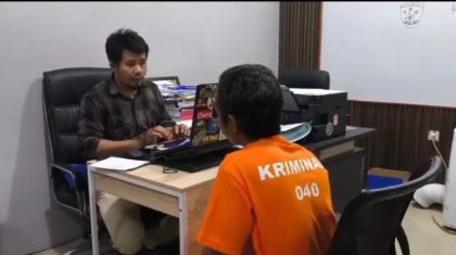 Petugas Polres Gowa menginterogasi tersangka kasus kekerasan seksual setelah gadis di Gowa laporkan ayahnya ke polisi.