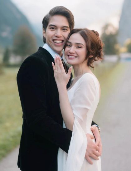 Syifa Hadju menunjukkan cincin pertunangannya dalam momen Lamaran Syifa Hadju di Swiss.