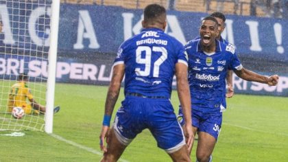 Persib Bandung puncaki klasemen