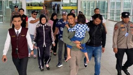Penculikan balita Bilqis di Makassar — Bilqis tiba bersama keluarga dan petugas kepolisian setelah ditemukan selamat di Jambi.