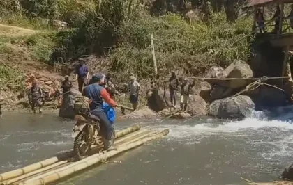 Warga menyeberangi sungai menggunakan rakit darurat karena jembatan di Luwu Utara rusak parah.