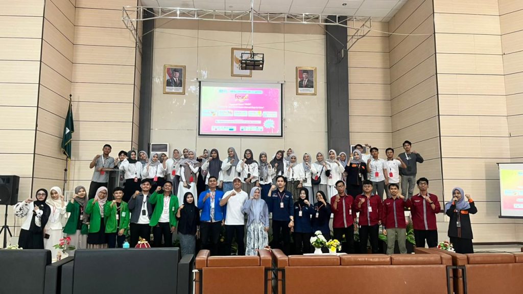 Foto bersama peserta dan panitia Ranking 1 FESPA UIN Alauddin Makassar setelah kompetisi pasar modal syariah 2025.