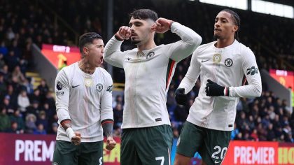Pemain Chelsea merayakan gol dalam pertandingan Burnley vs Chelsea di Liga Inggris