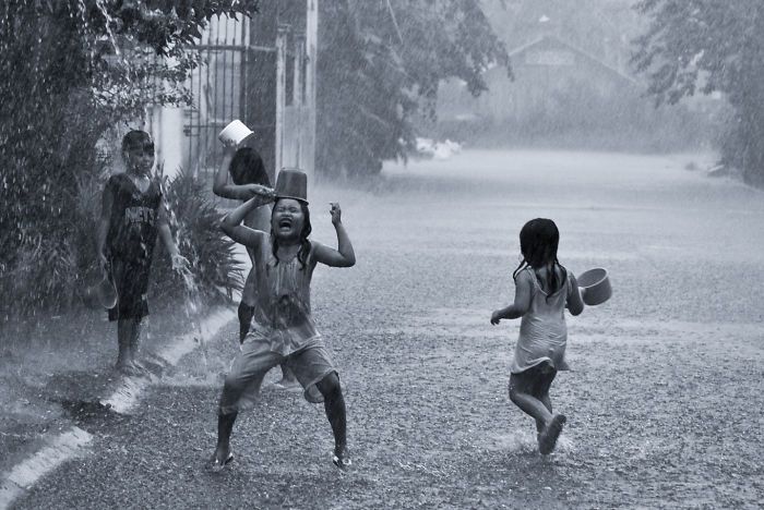 anak-anak bermain hujan dan risiko penyakit di musim hujan
