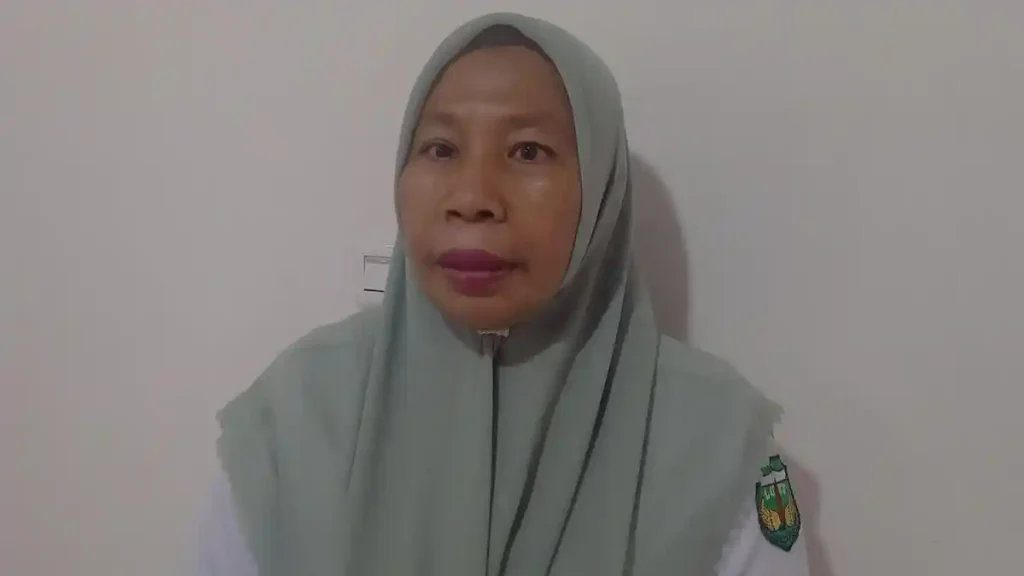 Potret guru pedalaman Asmiati di SDN 666 Pangiu, Bastem Utara, Luwu, yang menempuh jalan berbahaya dan tidur di kelas demi mengajar muridnya.