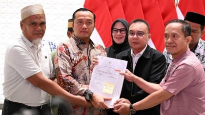 Presiden Prabowo Subianto menyerahkan surat rehabilitasi kepada dua guru ASN dalam proses rehabilitasi guru Luwu Utara di Lanud Halim Perdanakusuma.